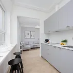 Modern With Air Conditioning In Close To Three Parks By Renters Prestige Appartement