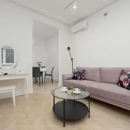 Modern With Air Conditioning In Close To Three Parks By Renters Prestige *