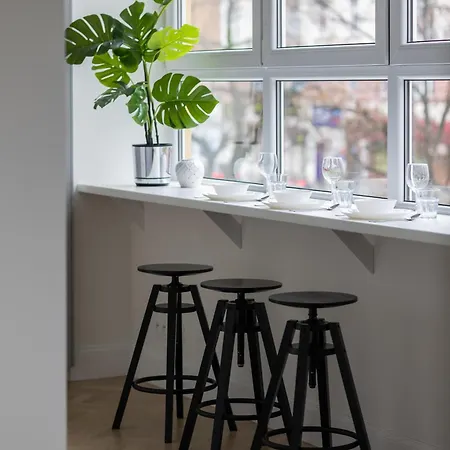 Modern With Air Conditioning In Close To Three Parks By Renters Prestige *