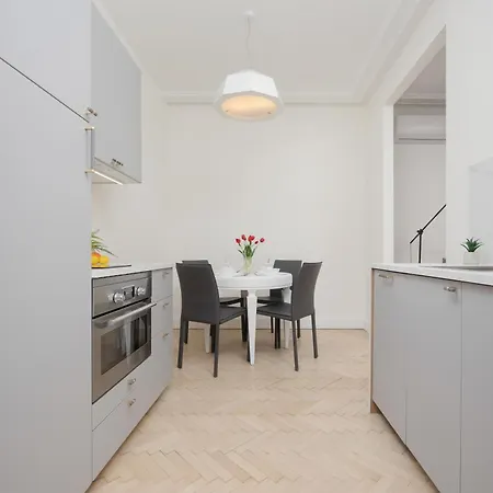 Modern With Air Conditioning In Close To Three Parks By Renters Prestige 华沙