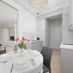 Modern With Air Conditioning In Close To Three Parks By Renters Prestige Apartment *