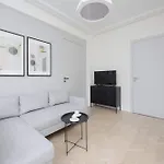 Apartment Modern With Air Conditioning In Close To Three Parks By Renters Prestige *