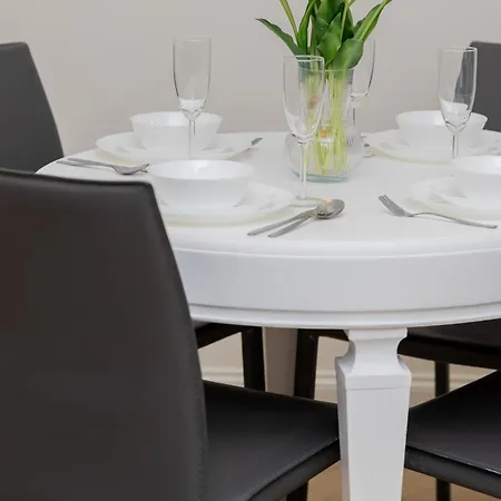 Apartment Modern With Air Conditioning In Close To Three Parks By Renters Prestige *