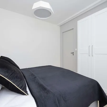 Modern With Air Conditioning In Close To Three Parks By Renters Prestige Apartment *